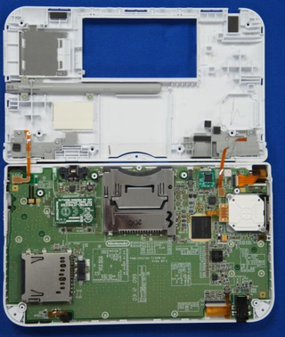 Illustration for article titled Tearing the 3DS XL's Guts Open